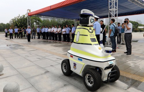 中国首批机器人交警上岗，摩点持续引领科技生活新潮流